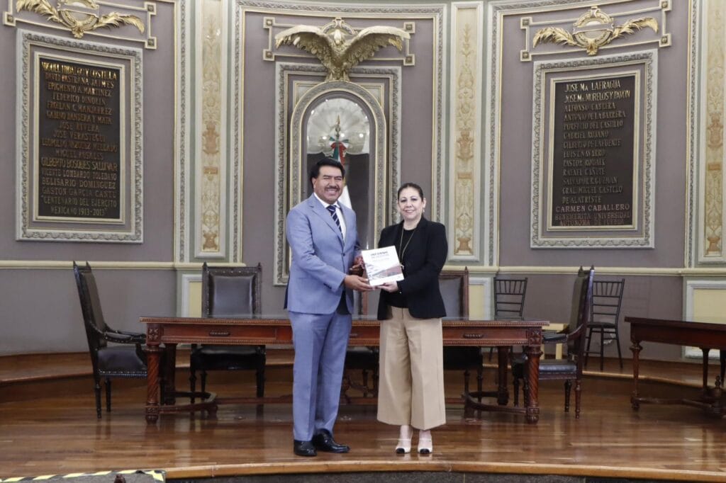 Javier Aquino Limón entrega Informe de Gestión Institucional a la presidenta del Congreso de Puebla