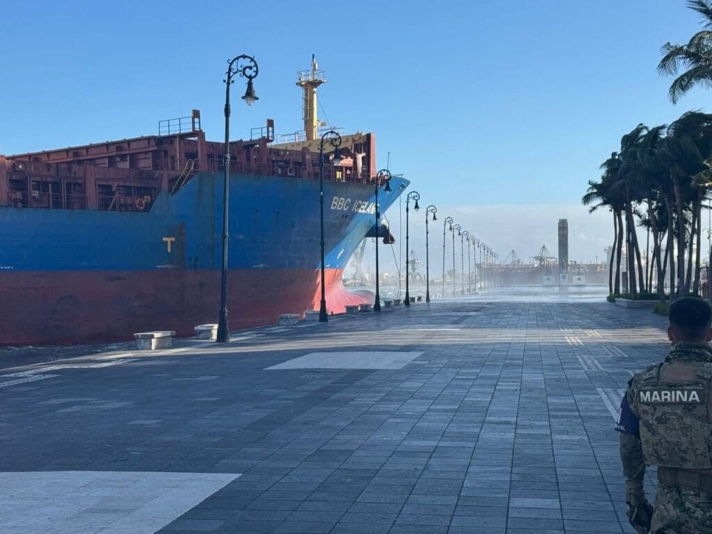 Barco mercante choca contra el malecón de Veracruz debido a fuertes vientos