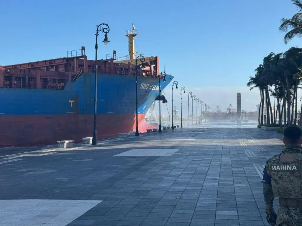 Barco mercante choca contra el malecón de Veracruz debido a fuertes vientos