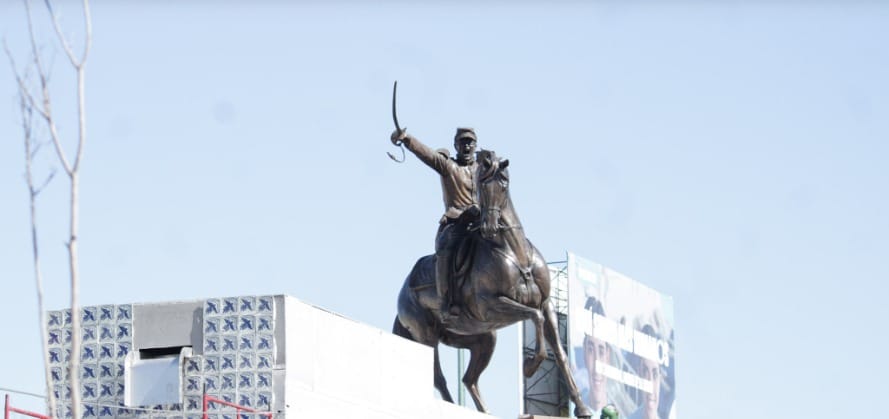 Instalan escultura de bronce del General Zaragoza en Puebla