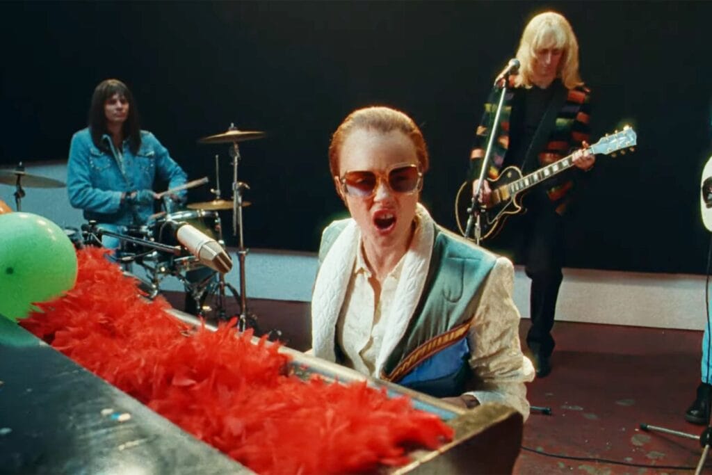 ¡Elton John y Cara Delevingne nos regalan una Navidad anticipada con un video musical inesperado!