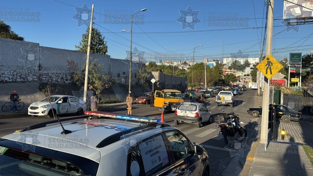 Choque entre camioneta escolar y vehículo particular deja solo daños materiales en Puebla