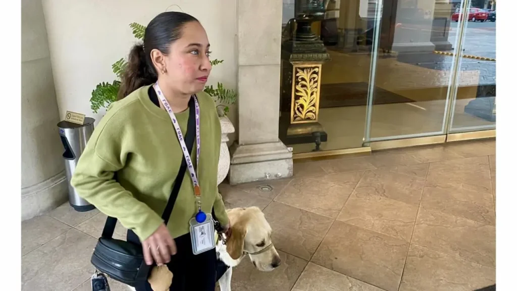 Hotel en Monterrey niega entrada a joven invidente con perro guía
