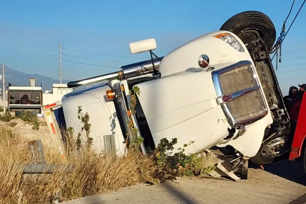 Vuelca tráiler en el Periférico Ecológico de Puebla, causando caos vial