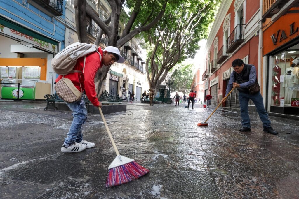 Ambulantes inician limpieza en el Centro Histórico para seguir negociando su presencia en las calles