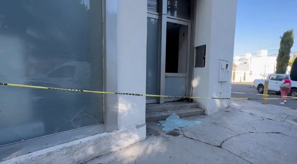 Vandalizan Banco BBVA en la Colonia Humboldt: Sujetos destrozan cristal de acceso