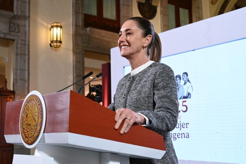 Presidenta Claudia Sheinbaum presenta Olinia, primera armaora mexicana de mini vehículos eléctricos desarrollados en México