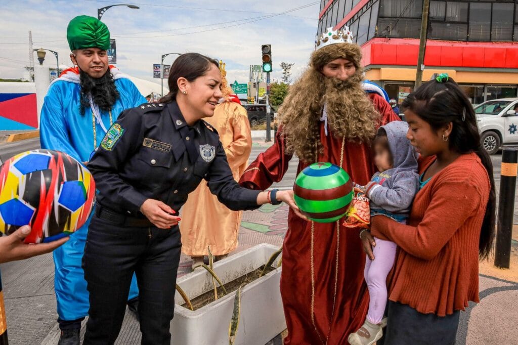 Policía Auxiliar de Puebla celebra el Día de Reyes repartiendo juguetes a niños y niñas en la capital