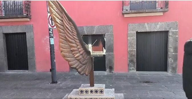 Escultura de las Alas del Parián en Puebla sufre vandalismo; una de sus alas fue robada