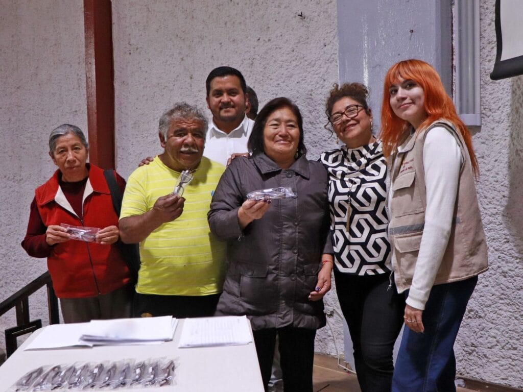 Entrega Tere Alfaro, Presidenta del DIF de Cuautlancingo lentes para personas con vista cansada