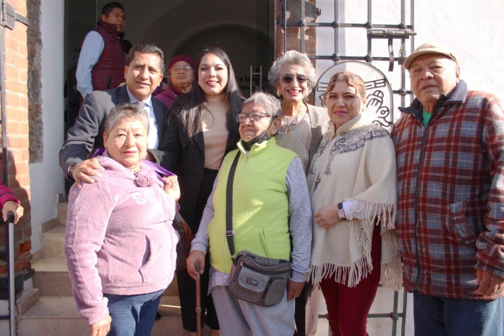 Inicia Gobierno de Cholula entrega de 4 mil 500 chamarras a adultos mayores