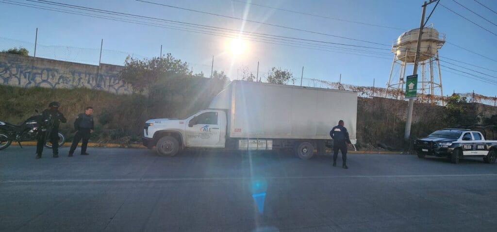 La SSCYPC de Cuautlancingo aseguró una camioneta en aparente abandono y una motocicleta con reporte de robo