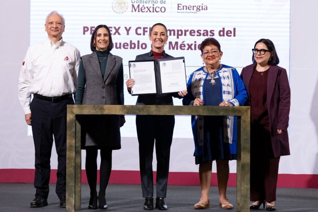 CFE y PEMEX vuelven a ser del pueblo de México: Presidenta Claudia Sheinbaum firma leyes secundarias que revierten Reforma Energética de 2013