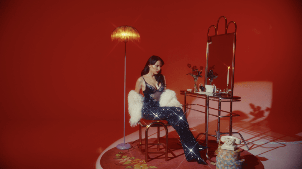 Majo Aguilar presenta una romántica balada de mariachi tumbado de su autoría titulada "El Beso"