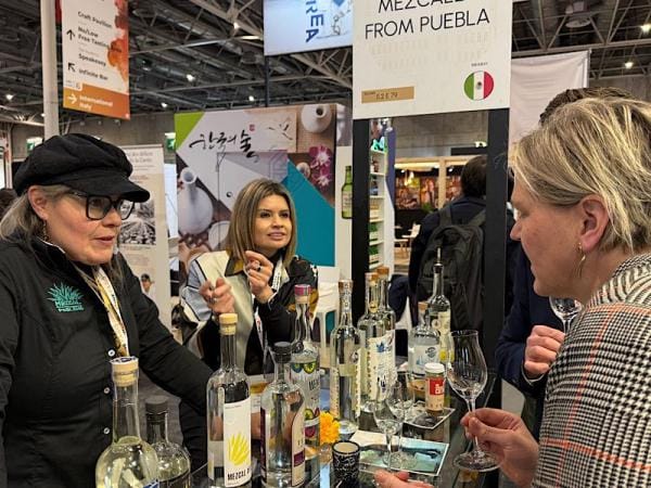 Gobierno estatal impulsa mezcal poblano en “Wine Paris 2025”