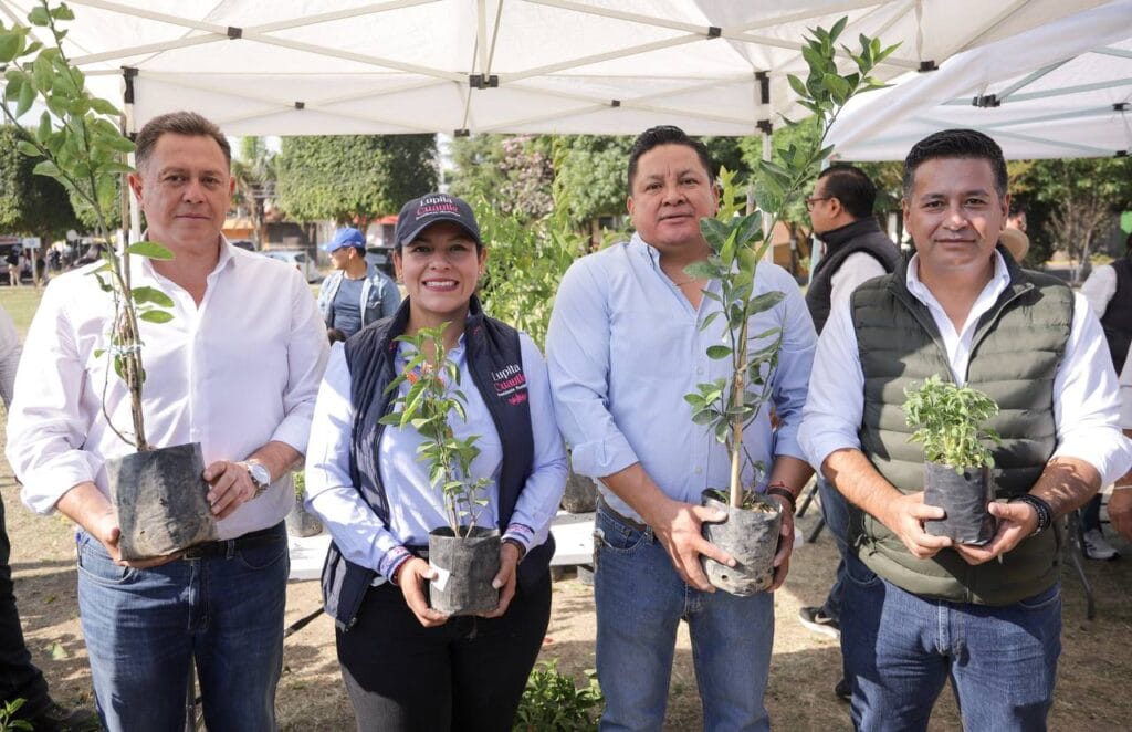 Promueve Lupita Cuautle el cuidado del medio ambiente con adopción de árboles.