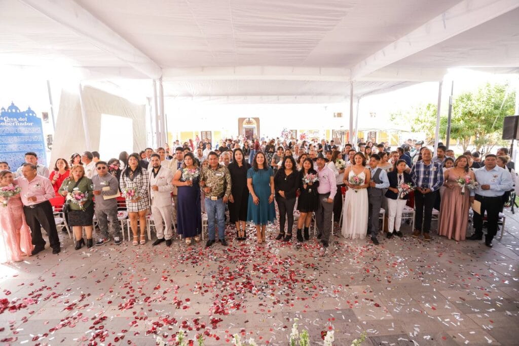 María Isidra y Miguel Ángel, junto a 31 parejas, refrendan su promesa de amor en San Andrés Cholula