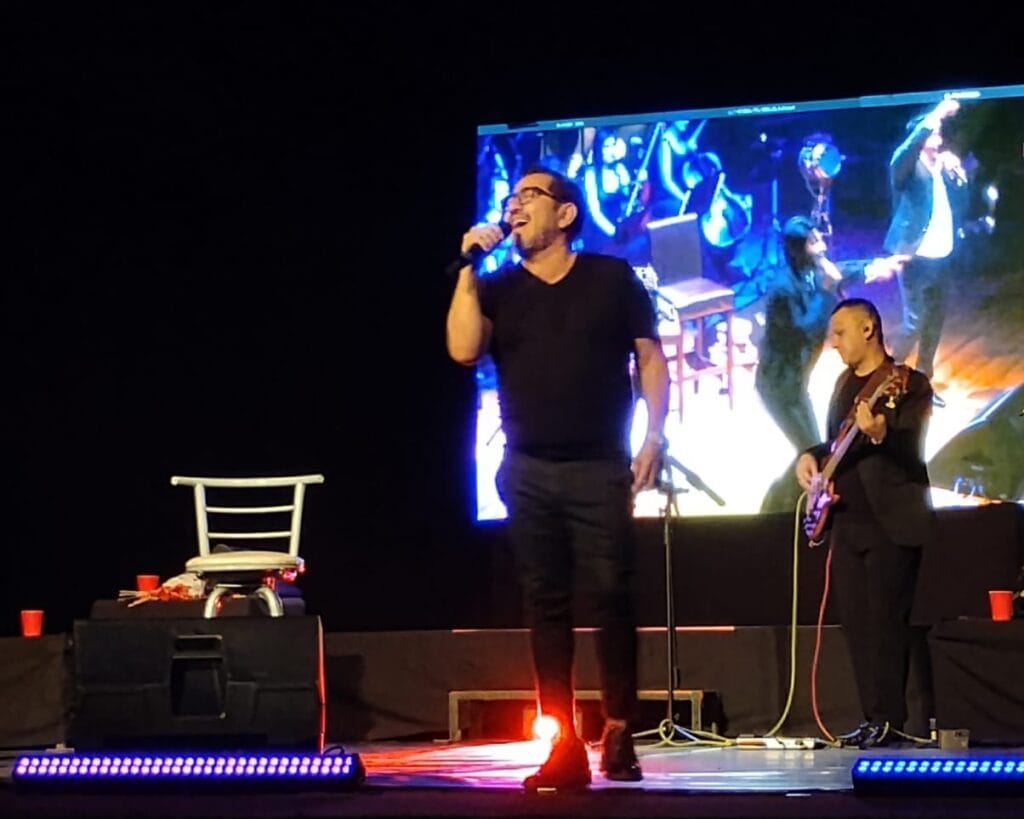 Carlos Macías le canta al amor desde el Teatro Principal