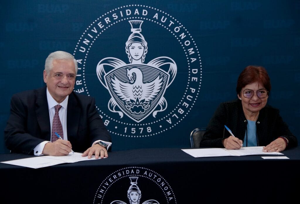 ISSSTEP y BUAP impulsan desarrollo académico, social y de investigación -Firma de convenio busca optimizar el sistema de distribución robotizado de medicamentos a la derechohabiencia. -Ambas instituciones son pilares del bienestar y el desarrollo de la sociedad poblana. CIUDAD DE PUEBLA, Pue.- Con el objetivo de impulsar el desarrollo académico, social y de investigación, el Gobierno del Estado que encabeza Alejandro Armenta, a través del Instituto de Seguridad y Servicios Sociales de los Trabajadores al Servicio de los Poderes del Estado (ISSSTEP) y la Benemérita Universidad Autónoma de Puebla (BUAP), firmaron dos convenios de colaboración. El director general del ISSSTEP, Luis Antonio Godina Herrera, reveló que el primer convenio tiene como objetivo formalizar la cooperación entre la máxima casa de estudios de Puebla y el Instituto, para el desarrollo de proyectos académicos, científicos y sociales. Mientras que el segundo, busca optimizar el sistema de distribución robotizado de medicamentos a la derechohabiencia, a fin de mejorar su eficiencia y en consecuencia, profundizar en el desarrollo tecnológico al que está obligado como institución de seguridad social. Asimismo, aseguró que tanto el ISSSTEP como la BUAP caminan juntos como pilares de bienestar y desarrollo, puesto que una universidad pública de excelencia y un instituto de seguridad social tienen una responsabilidad compartida de formar, cuidar y proteger a quienes construyen el presente y el futuro del pueblo. Godina Herrera resaltó que la educación y la salud son derechos fundamentales y a través de la cooperación, se impulsa su calidad y accesibilidad. Por su parte, la rectora de la BUAP, María Lilia Cedillo Ramírez, afirmó que ambos convenios benefician a todas y todos los derechohabientes del ISSSTEP, pero también tendrá un impacto positivo, tanto en las prácticas profesionales y de servicio social de las y los jóvenes universitarios, como en los proyectos que desarrollan las y los profesores investigadores. En representación del gobernador Alejandro Armenta, asistió el secretario de Salud, Carlos Alberto Olivier Pacheco. También estuvieron presentes el vicerrector de Docencia de la BUAP, José Jaime Vázquez López, así como las y los integrantes del cuerpo directivo del ISSSTEP.