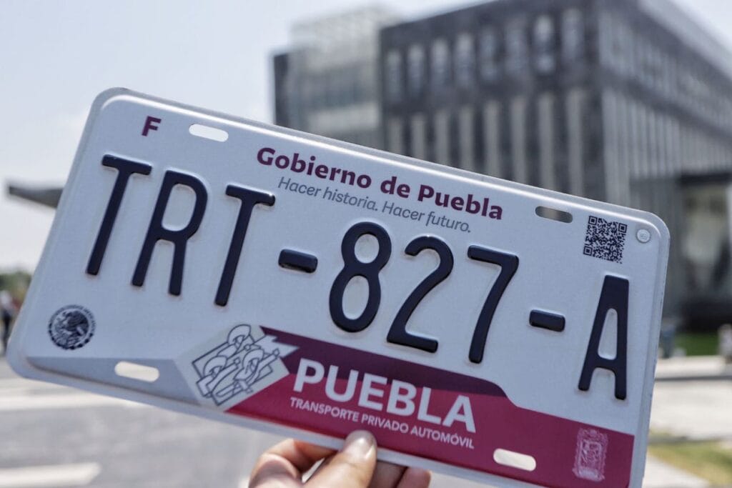 Gobernador de Puebla descarta reemplacamiento para vehículos particulares