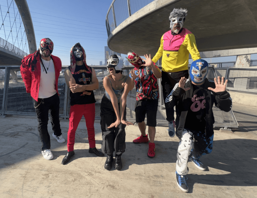 La nueva ola de cumbia reinventa un clásico del rock en español con su versión de “Guitarras Blancas”