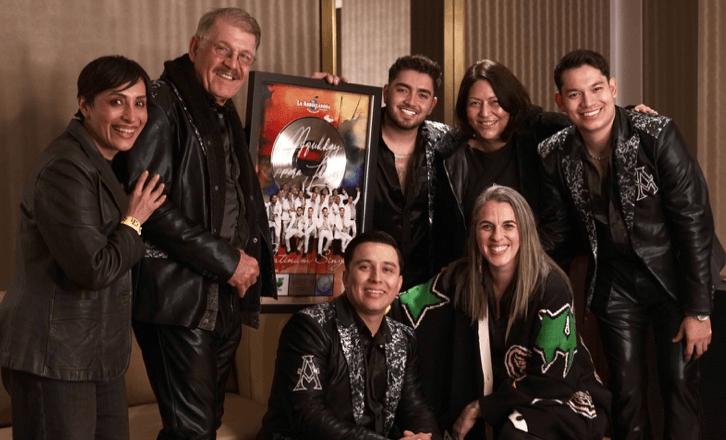 La Arrolladora Banda El Limón recibe disco de platino en Estados Unidos por el tema “Aquí Hay Para Llevar”