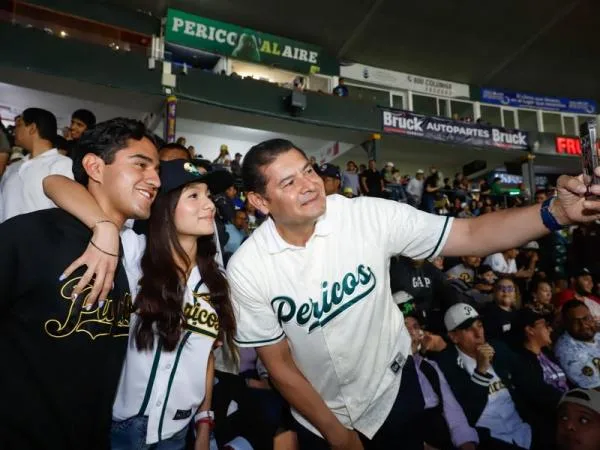 En compañía de su papá, el Gobernador Armenta acude a inicio de temporada de Pericos
