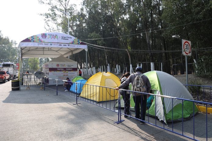 Fans acampan 48 horas antes para ver a Maroon 5 en la Feria de Puebla 2025