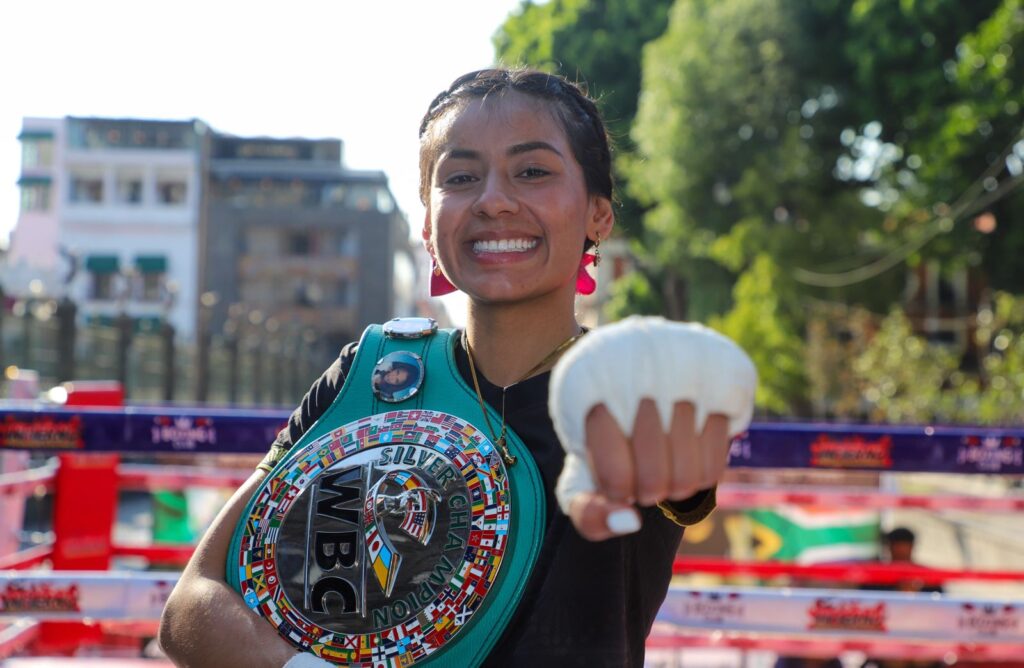 Con poblanas y poblanos "La Bonita" Sánchez realiza entrenamiento en el Zócalo