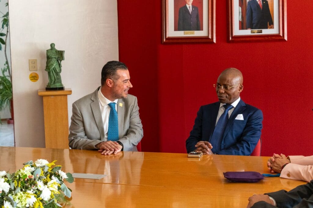 IBERO Puebla recibe al embajador de Costa de Marfil en México