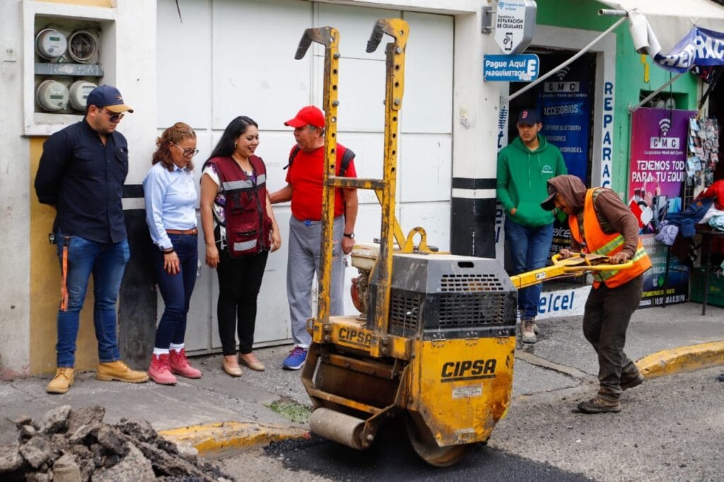 Tonantzin Fernández refuerza acciones de bacheo en la Cabecera Municipal