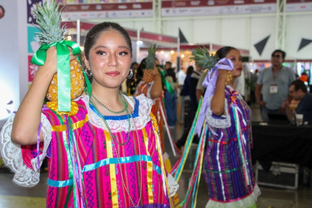 Foro Cultural atrae miles de visitantes en Feria de Puebla