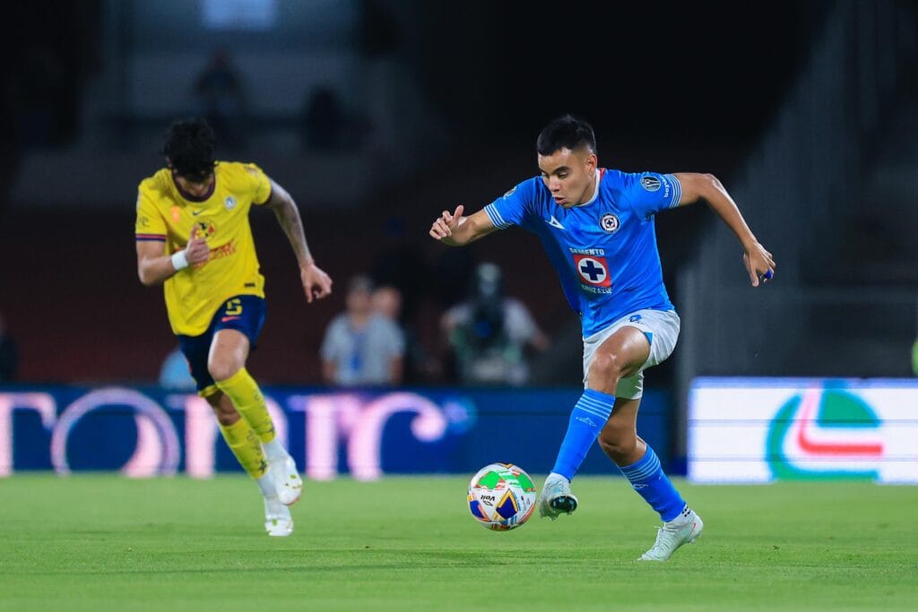 Cruz Azul se impone en la ida pese a la desventaja numérica