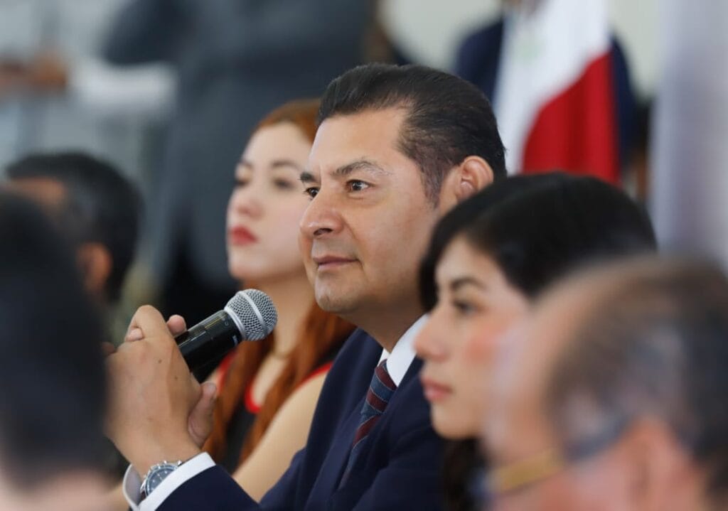 "Mega obras, no mega saqueos; mega obras, no mega deudas": Armenta