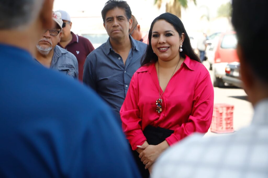 Tonantzin Fernández escucha y dialoga con comerciantes del Tianguis Xixitla