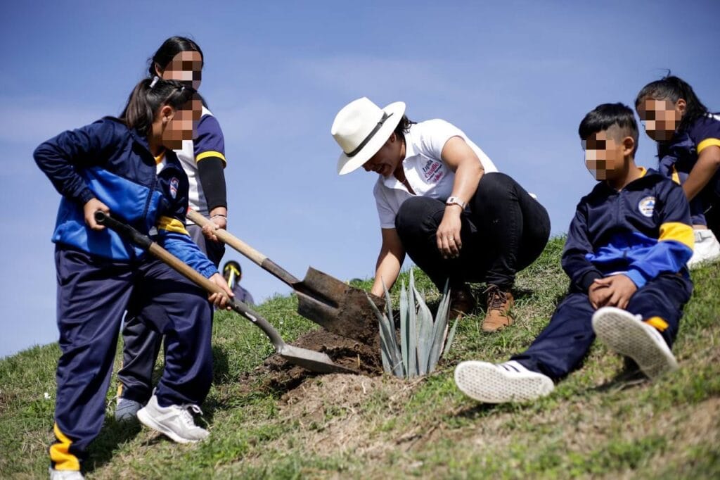 Lupita Cuautle lidera jornada de reforestación con más de 500 árboles en San Andrés Cholula