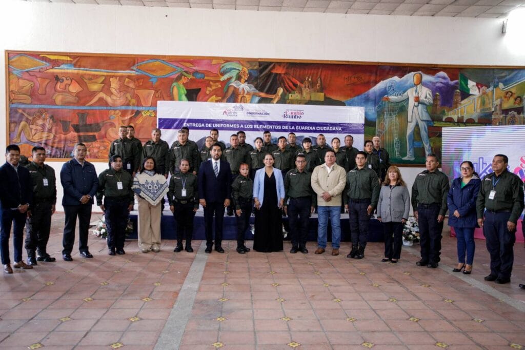 Lupita Cuautle entrega uniformes a la Guardia Ciudadana