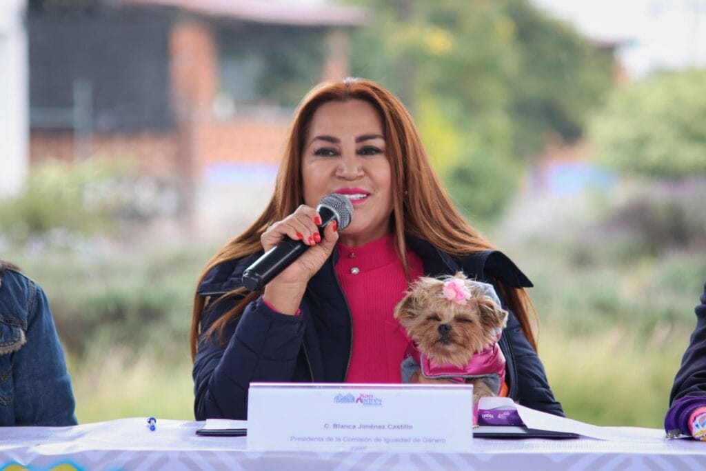 Presentan medalla y playera de la 1ª Carrera Canina en San Andrés Cholula