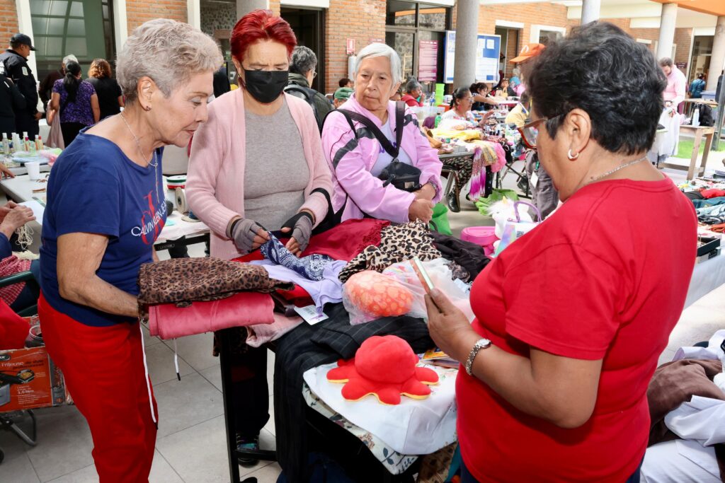 Impulsa SEDIF bienestar económico de personas adultas mayores con “mercadito” en Casa del Abue