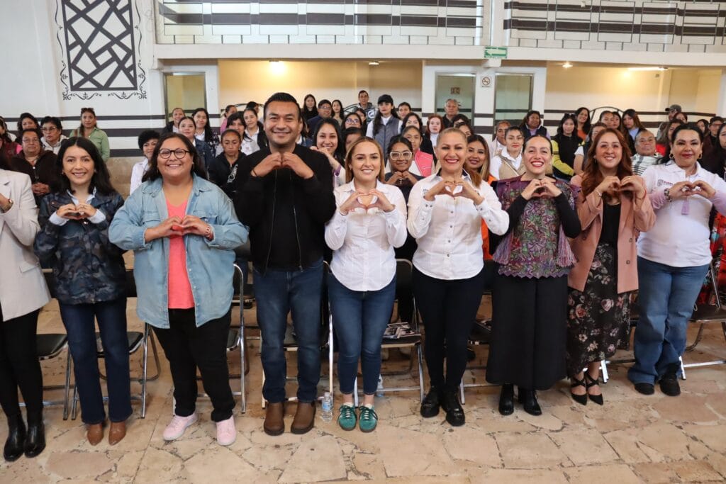 Gobierno federal y estatal promueven red Tejedoras de la Patria en Puebla