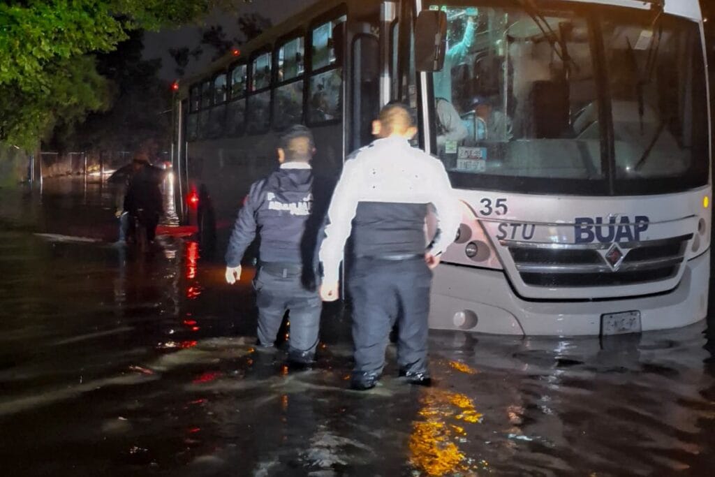 Brinda Policía Auxiliar apoyo a poblanos y estudiantes varados tras fuertes lluvias