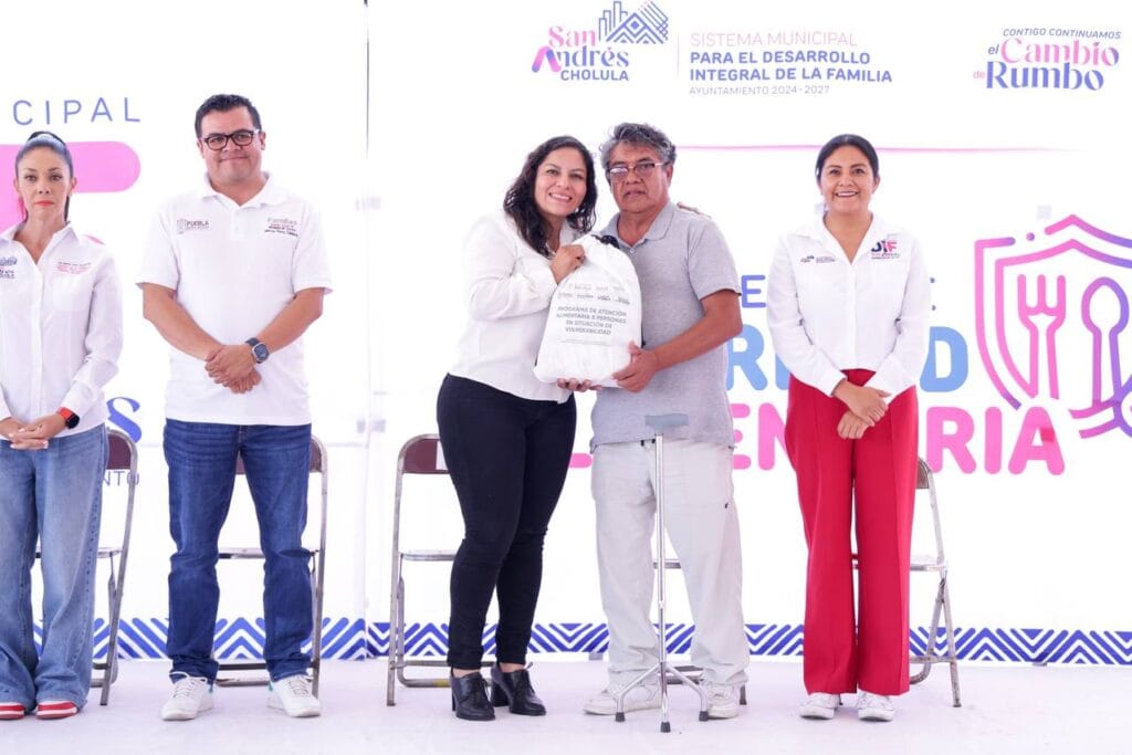 Entrega LupitaCuautle apoyos alimentarios en coordinación con el SEDIF