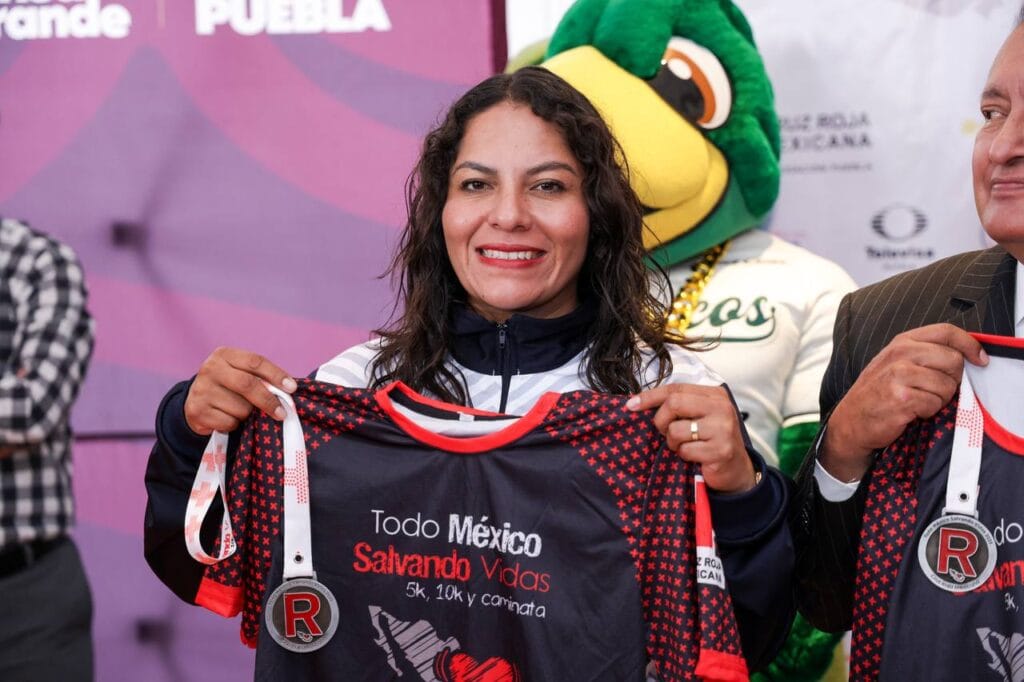 Presentan San Andrés Cholula y Cruz Roja Puebla playera y medalla de la Carrera Nacional ‘Todo México Salvando Vidas 2025’