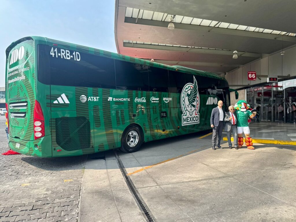 ADO devela el autobús Amantes del Orgullo